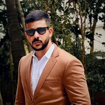 Luis, gestor de tráfego da Nobre Ads, de blazer caramelo.